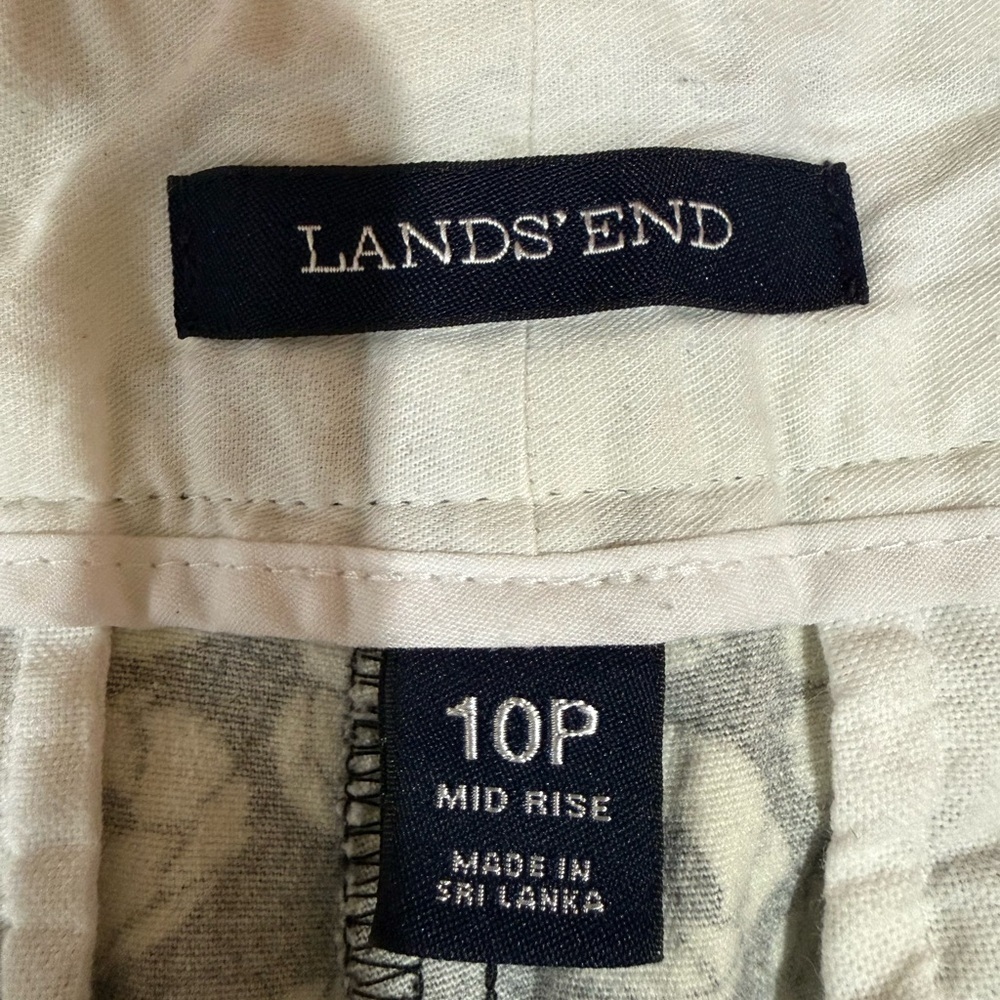 Lands' End Black with Floral Print Mid Rise Shorts Size 10P - Picture 2 of 12